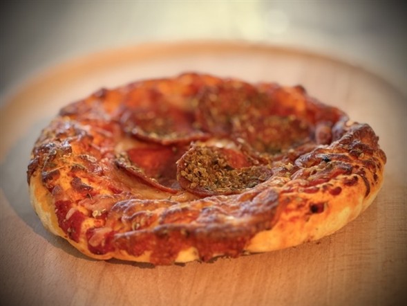 Pizzastykke med pepperoni