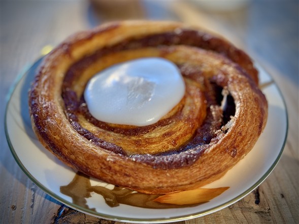 Kanelsnegl m. hvid glasur