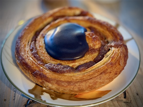 Kanelsnegl m. brun glasur